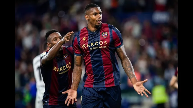 Cầu thủ Levante và Getafe gay cấn tranh chấp bóng trên sân Cầu thủ Levante và Getafe gay cấn tranh chấp bóng trên sân