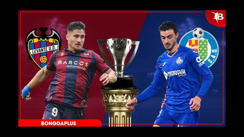 Cầu thủ Levante và Getafe đang tranh chấp quả bóng trên sân Cầu thủ Levante và Getafe đang tranh chấp quả bóng trên sân
